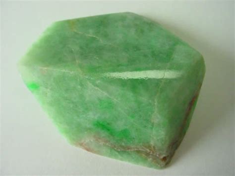  Jadeite Uncovering Extraordinary High-Temperature Applications: Can This Gemstone Revolutionize Your Industry?